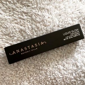 Anastasia liquid glow highlighter in PERLA